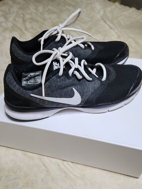 Nike Women’s Black and White Sneakers